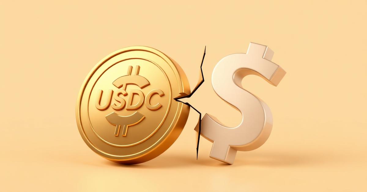 3D-illustratie van een glanzend afgeronde USDC-stablecoin-munt losgebroken van een groot dollarsymbool, met een fijne scheur ertussen, op een warme beige achtergrond